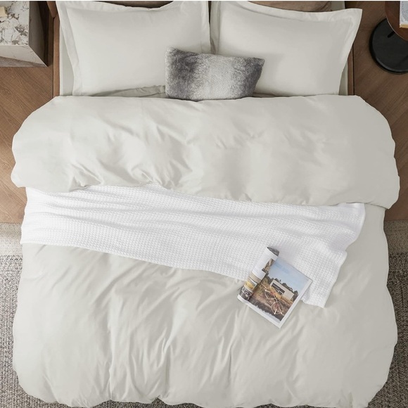 Luxurious White Bedding Set (054) - Picture 4 of 4